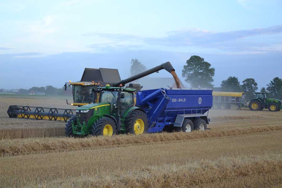 grain cart gs-24,5 with new holland harvester