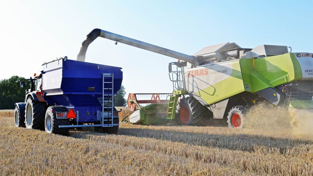 gs-12 grain cart with claas harvester