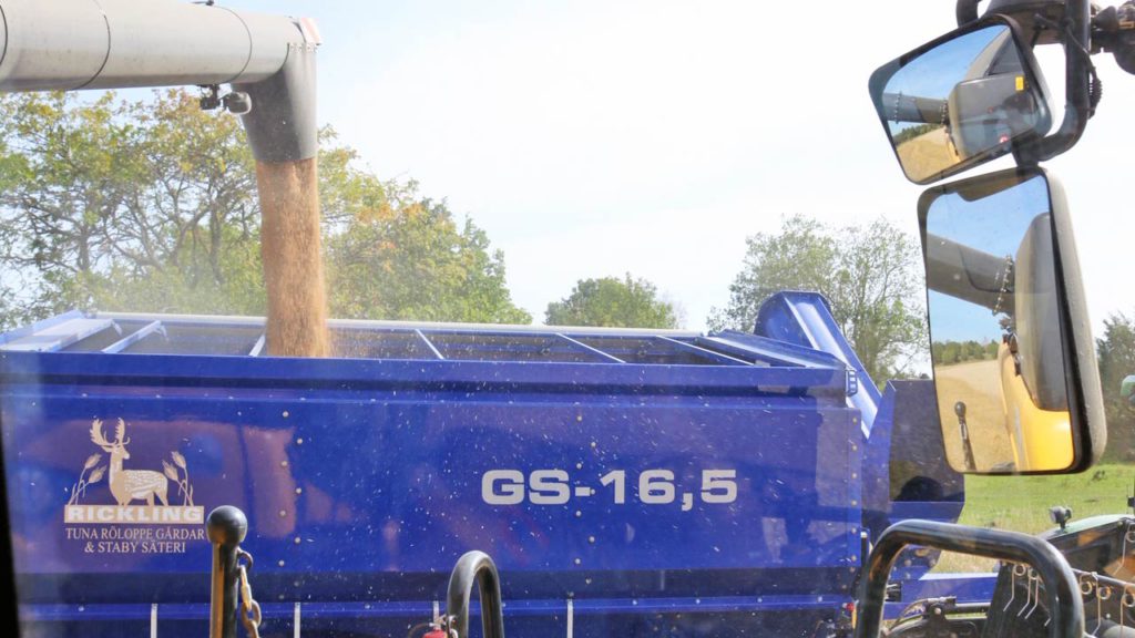 gs-16 grain cart with harvester